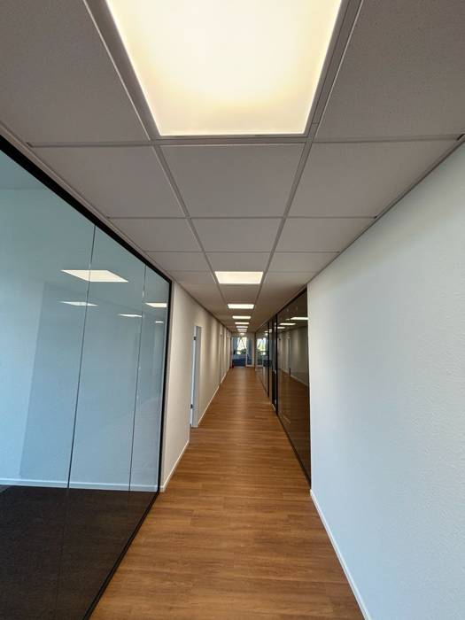 Flur mit Glaswand